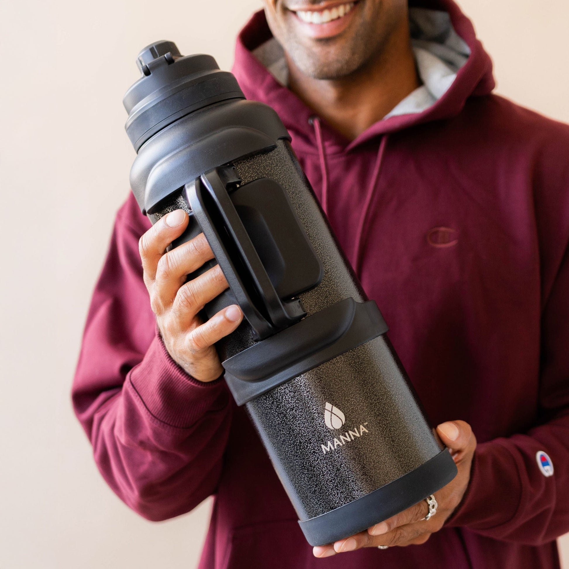 4l-titan-bottle-135-oz-v3 5Manna_Website_Lifestyles-29.jpg